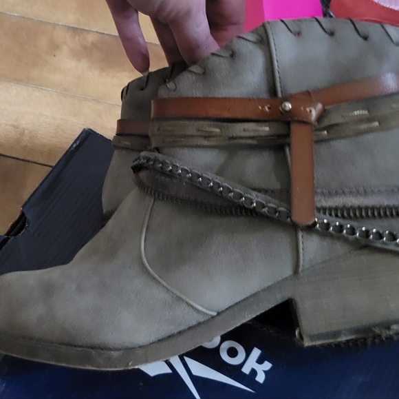 3 pairs of really nice boots and customized pink and red Nike Air max 90s. - Picture 11 of 11